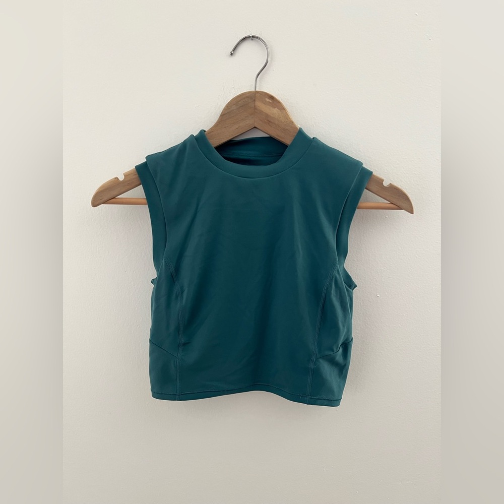 Lululemon Sleeveless Cropped Active Top in Teal